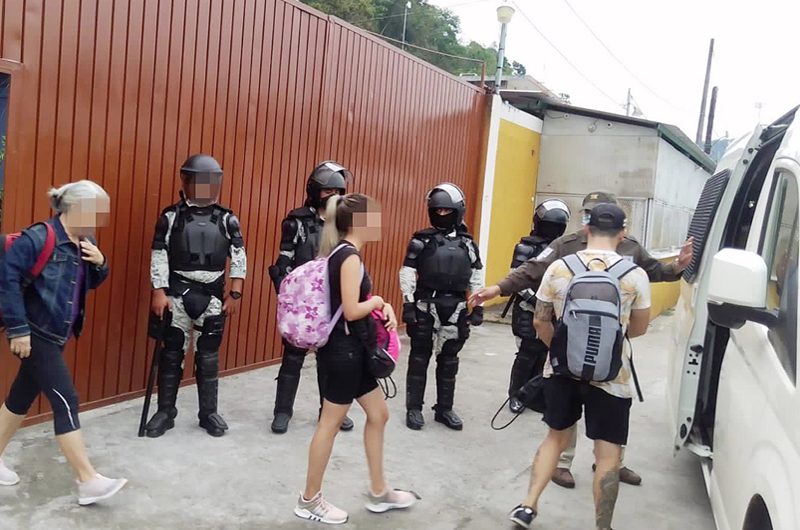 Agentes hallan a 150 migrantes hacinados en hotel cercano a frontera México-Guatemala