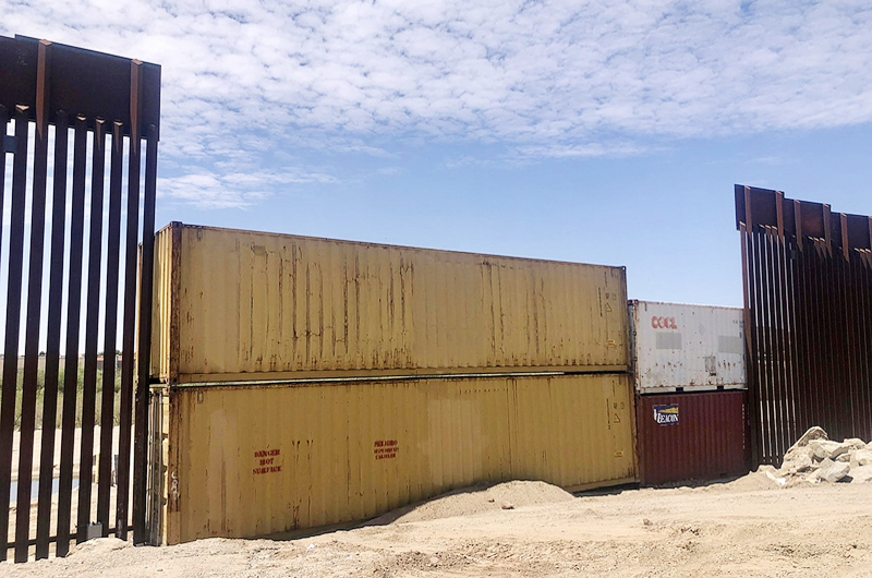 En la frontera de Arizona y México inicia remoción de polémicos contenedores
