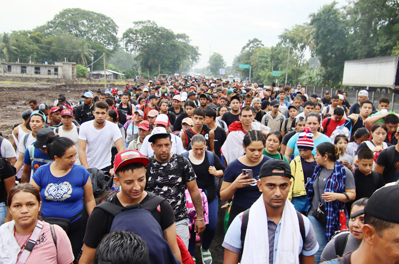 Miles de migrantes partieron en caravana a Estados Unidos desde la frontera sur de México