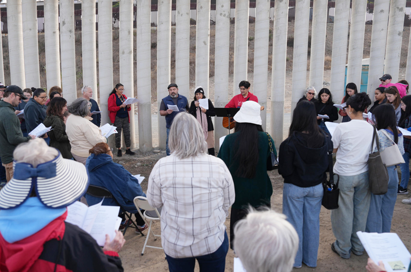 El muro de EEUU acogió la celebración de la ‘Posada sin Fronteras’ con las puertas cerradas