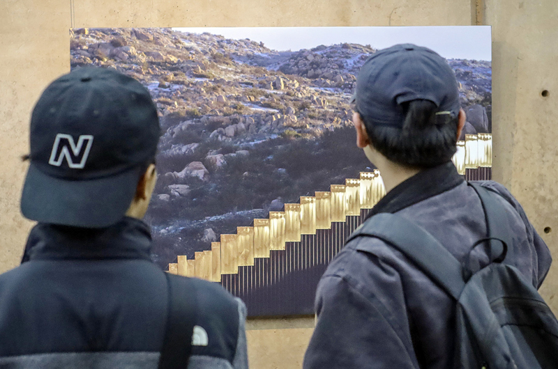 El fotógrafo mexicano Guillermo Arias  exhibe la destrucción natural del muro fronterizo