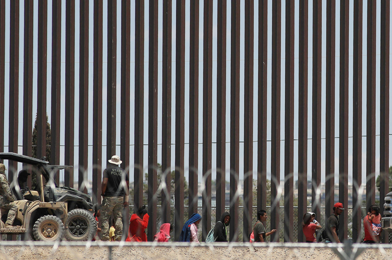 La Guardia Nacional de Texas busca disuadir con altavoces a migrantes que están en México