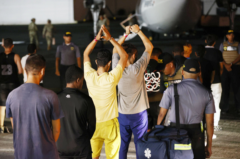 Nadie se fue voluntariamente en vuelo de retorno de migrantes