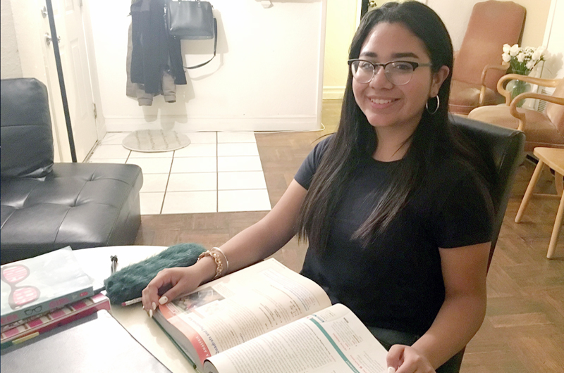 Niña de origen zacatecano vence barreras en Estados Unidos para triunfar en estudios