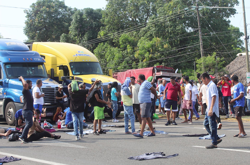 Caravana de migrantes bloquea carretera en el sur de México, unos 200 exigen visas