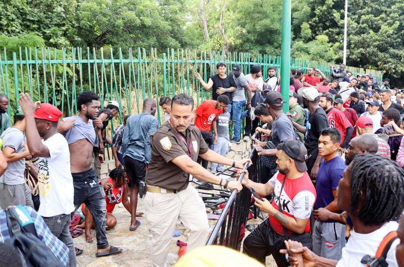 Migrantes de África y Haití derriban vallas en el sur de México para exigir regularización