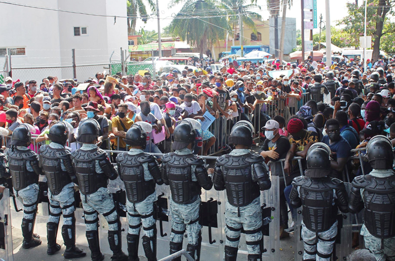 Migrantes marcharon a la ciudad de Tapachula vigilados por las autoridades