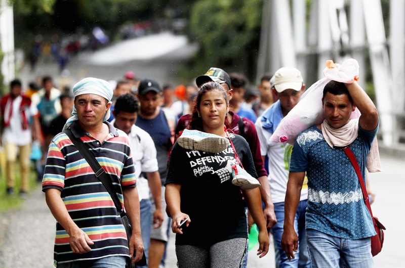 Suspenden a dos policías de Honduras por presunto cobro ilegal a inmigrantes