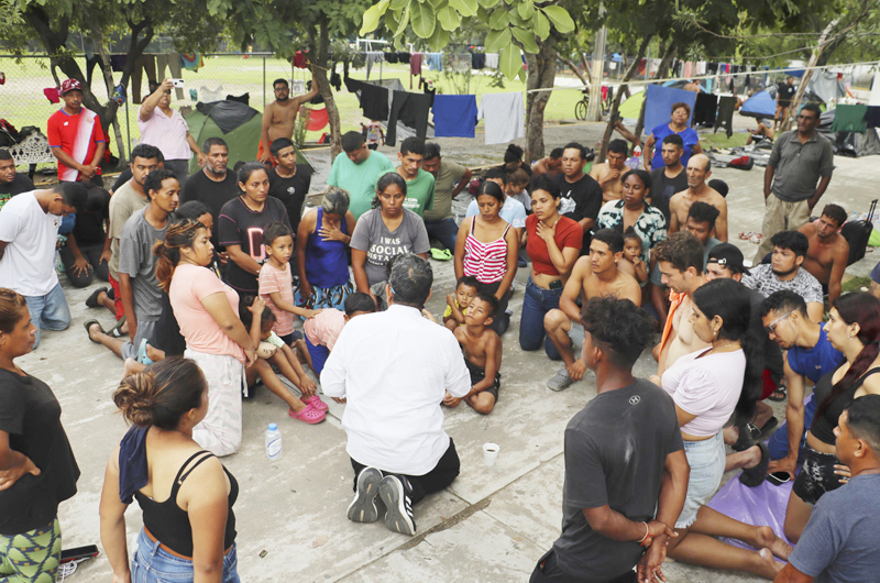 Caravana migrante avanza en condiciones precarias por México, ONG les llevan alimentos