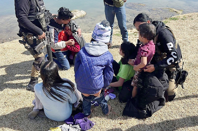 Autoridades mexicanas rescatan a seis menores migrantes en el río Bravo