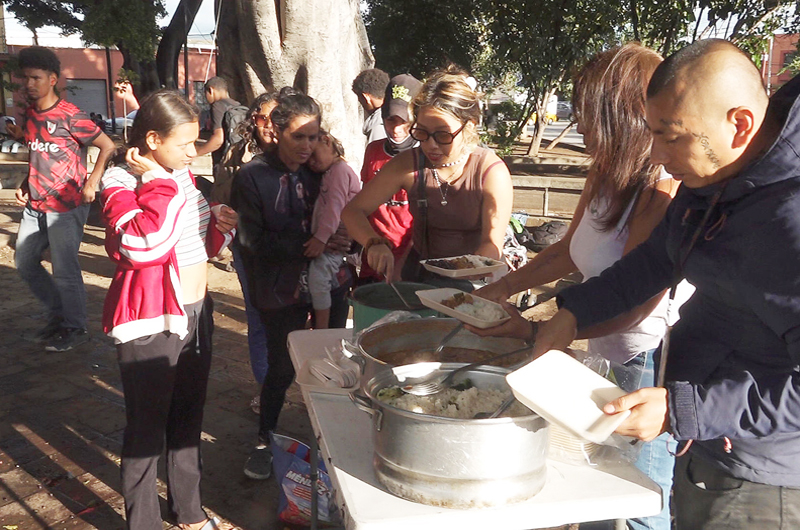 Pueblos indígenas de México auxilian a migrantes varados en el sur lejos de la frontera