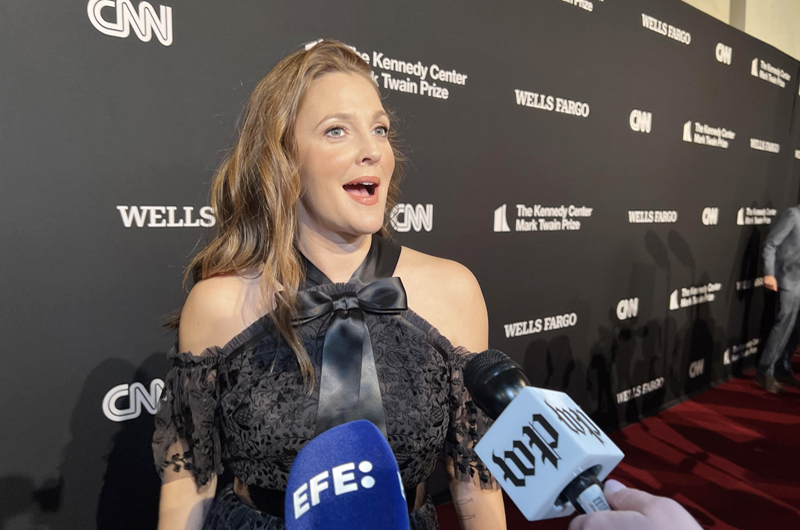 Rescinden invitación a la actriz Drew Barrymore tras polémica