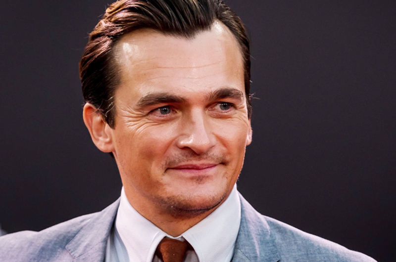 El actor Rupert Friend protagonizará la nueva entrega de Jurassic World