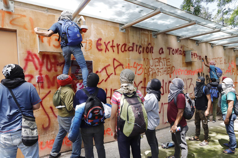 En protesta por caso Ayotzinapa vandalizan la Embajada de Israel en México