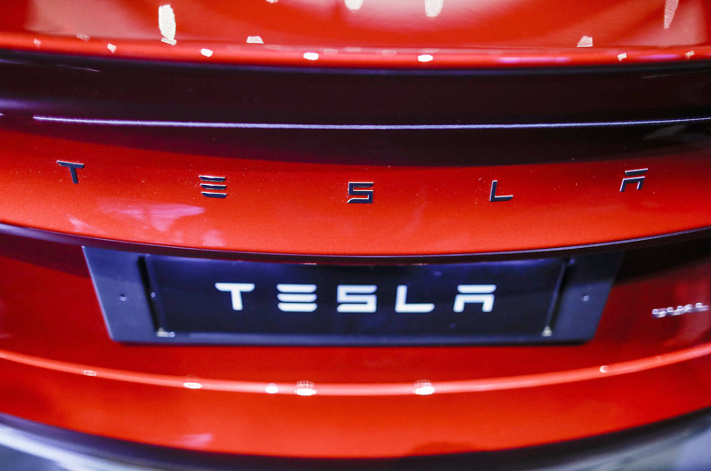 Los beneficios netos de Tesla, el fabricante de autos, cayeron un 55%