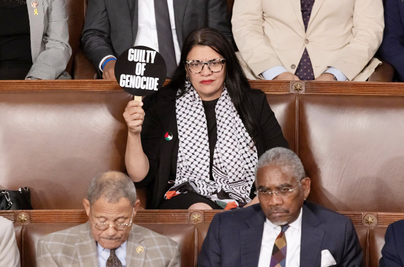 Con leyenda en abanico, congresista demócrata protesta ante Netanyahu