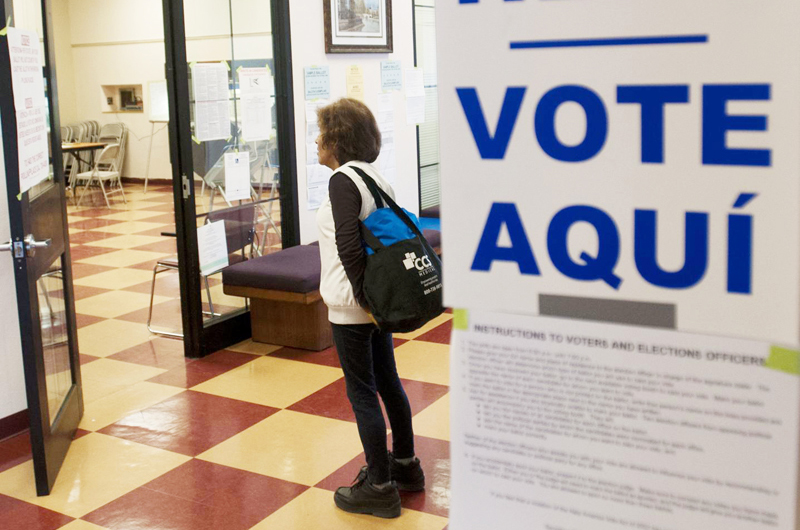 Votantes de AZ tendrán en sus manos el futuro de la Ley que criminaliza a migrantes