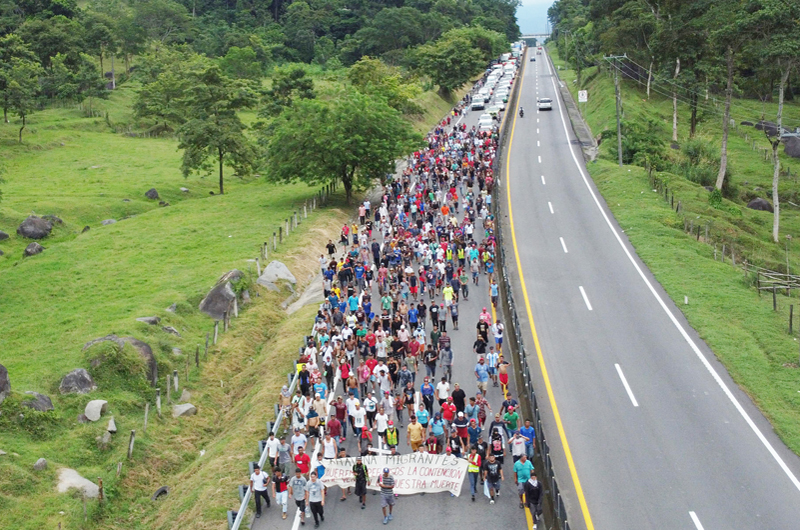 Migrantes bloquean una aduana en el sur de México, presionan por permiso de tránsito