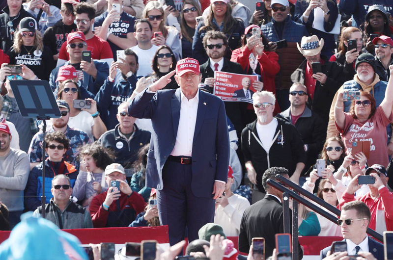 El ex presidente Trump vota en persona en Florida en las primarias republicanas