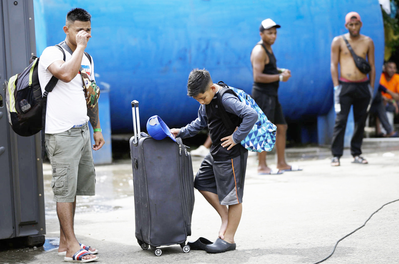 Panamá lleva a la frontera con Costa Rica a 114 migrantes que deambulaban por las calles