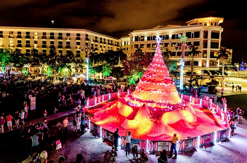En Florida presumen árbol de Navidad de 10 metros de altura, hecho de arena