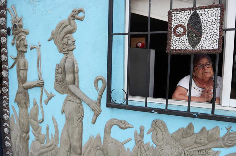 Recrean ‘escuela’ en la fachada de una casa en la Ciudad de México