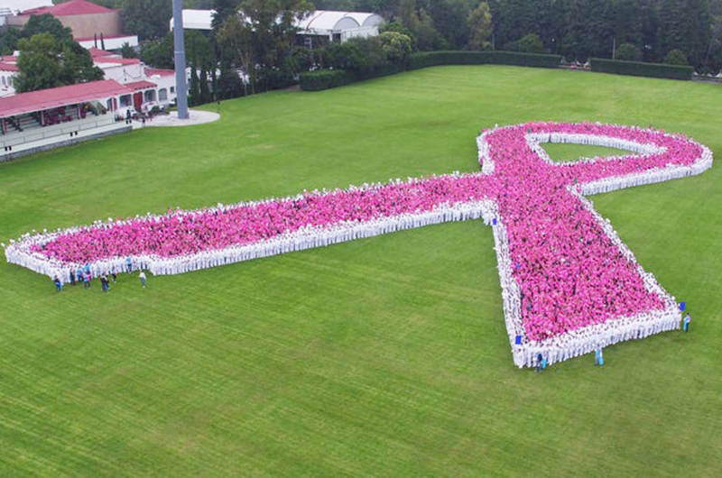Famosos impulsan campaña contra el cáncer de mama