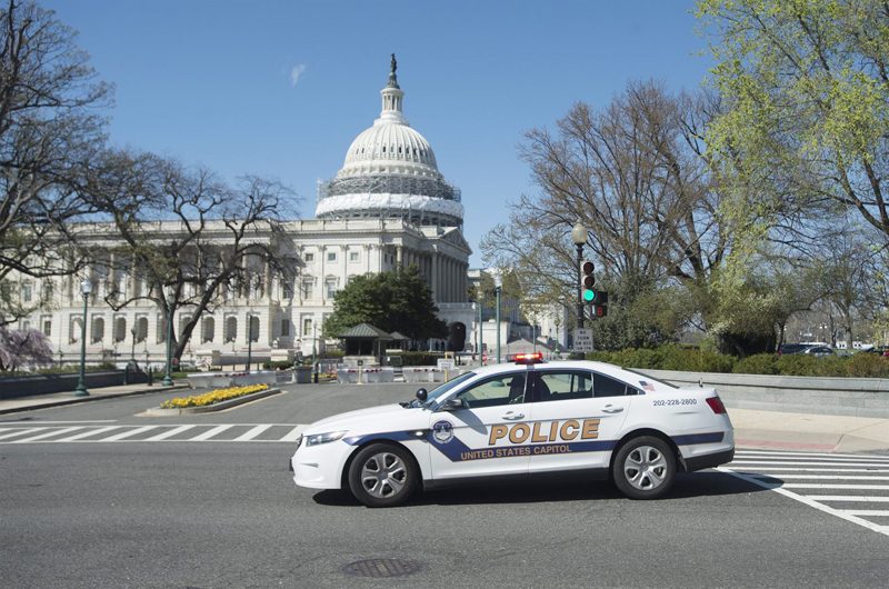 Un hombre se suicida tras chocar su coche contra valla del Capitolio de EEUU