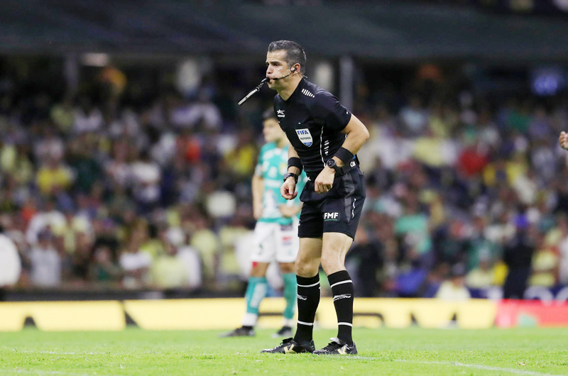 Larcamón pide que no se crucifique a árbitro que golpeó al argentino Romero 
