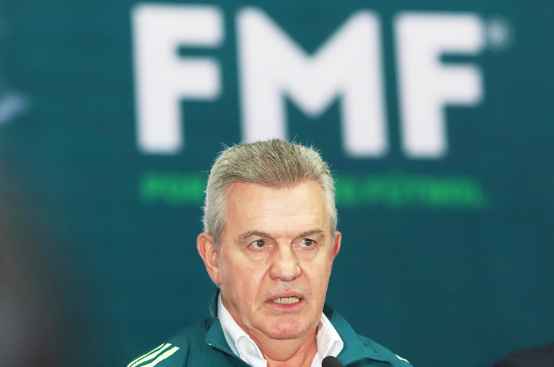 Javier Aguirre dirige su primer entrenamiento, en su tercera etapa con México