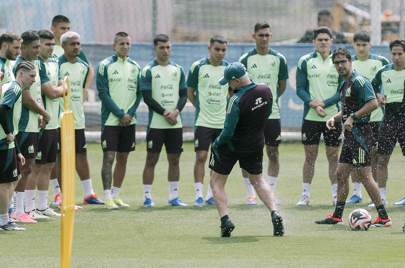 La selección mexicana se prepara para medirse al Valencia en Puebla