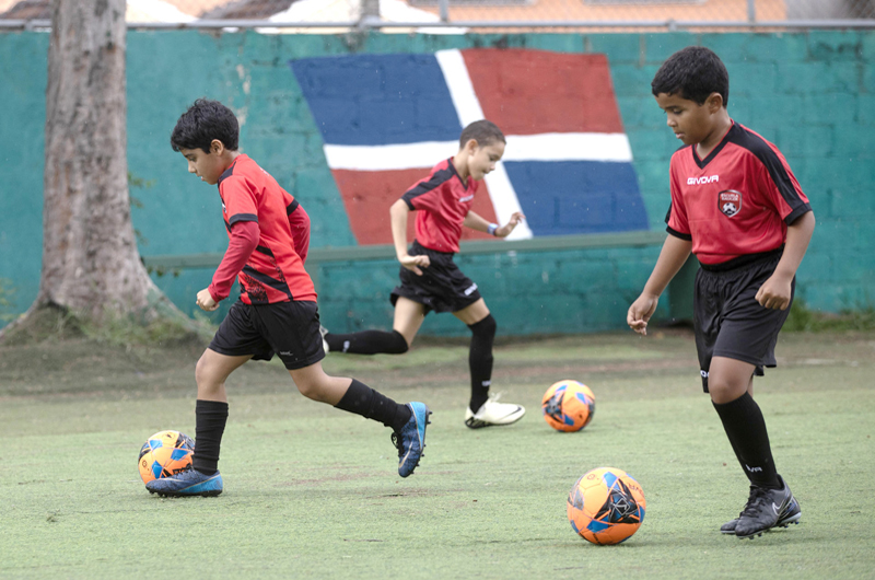 El auge del fútbol en República Dominicana amenaza la hegemonía de la ‘pelota caliente’