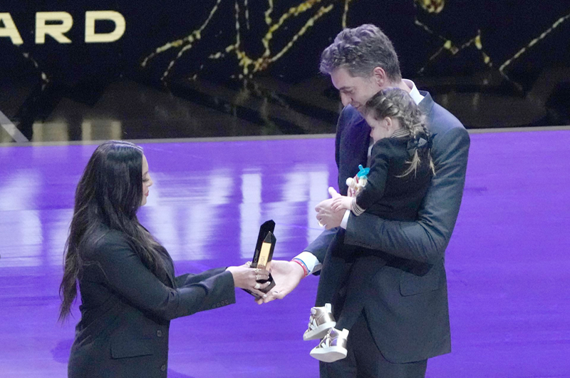 Pau Gasol recibe durante el All-Star el premio Kobe & Gigi Bryant de la WNBA