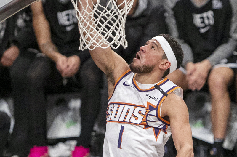 Booker hace historia en los Suns y los Warriors vencen entre rumores de traspasos 