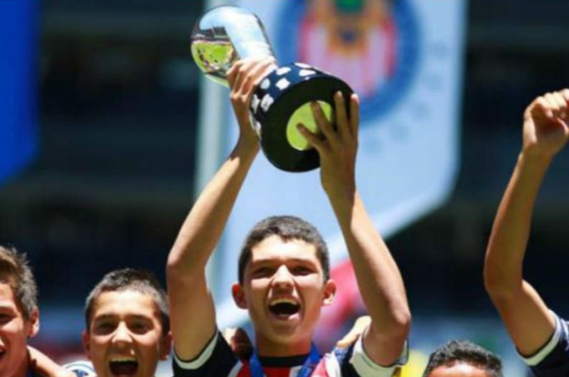 Futbolista de Chivas entre los 60 mejores talentos del mundo en 2018