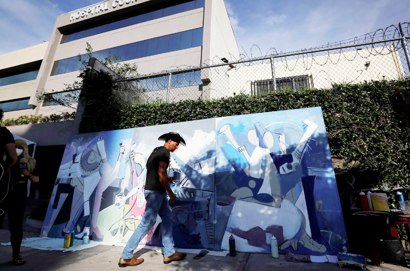 Fans mexicanos pintan un mural y dejan flores por la salud de Vicente Fernández