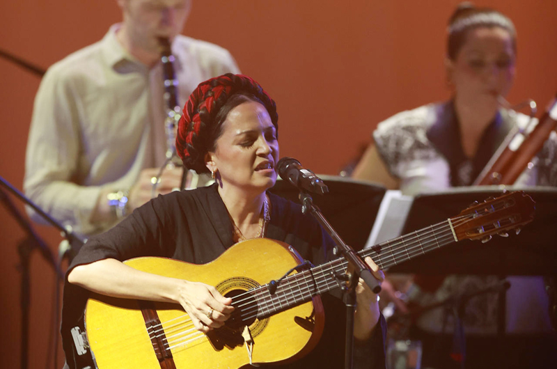 Natalia Lafourcade saca a bailar a los géneros latinos en la Riviera Maya de México