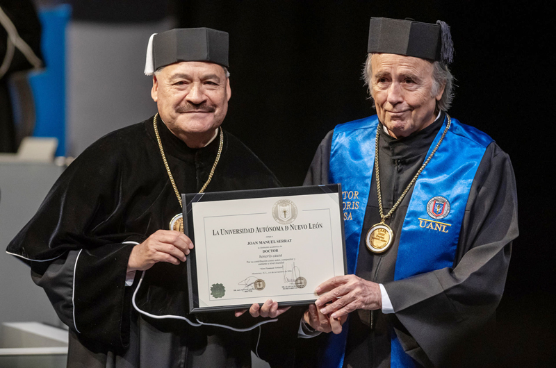 El cantante Joan Manuel Serrat recibe distinción de la universidad de Monterrey en México