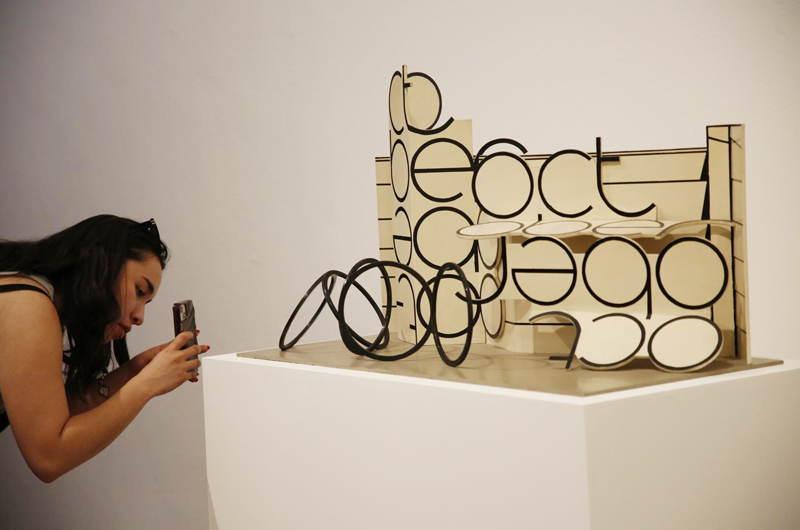 Una exposición en México muestra la geometría y los espacios de la artista Helen Escobedo