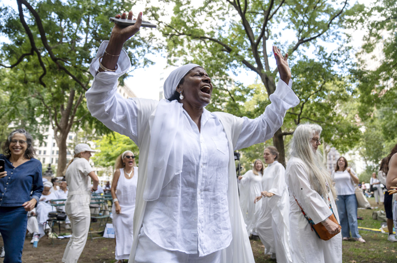 La artista afrocubana Campos-Pons lidera una procesión por la Humanidad en Nueva York