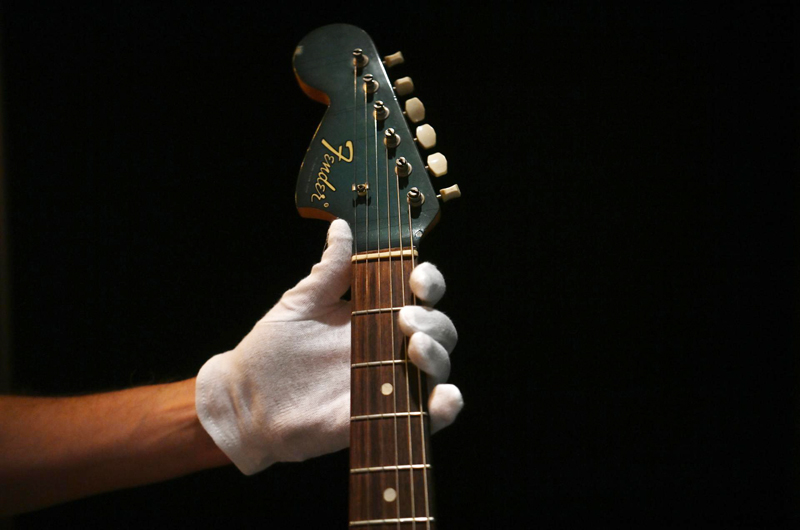 Una guitarra destrozada por Kurt Cobain, vendida por 600.000 dólares en una subasta 