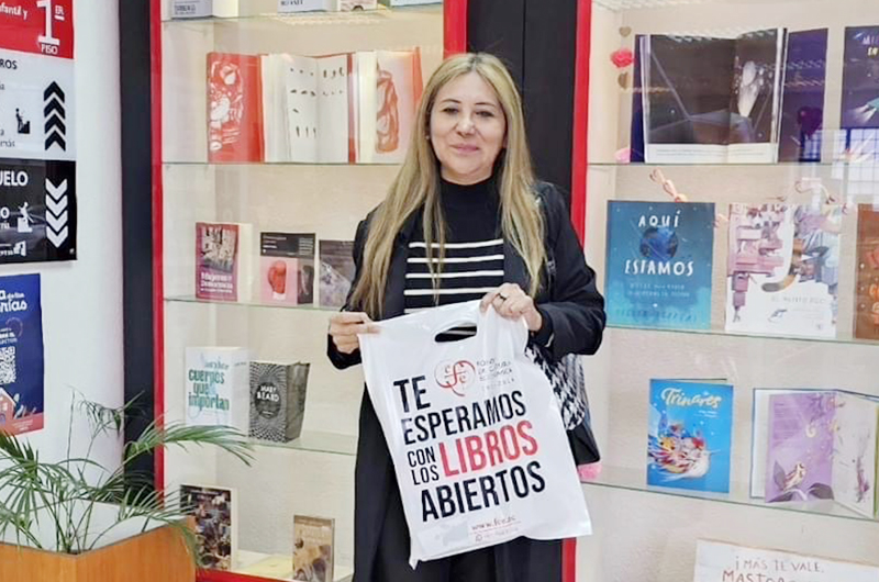 Club de Ecuatorianos en LV reconoce a la sicóloga y escritora Cory Ordóñez