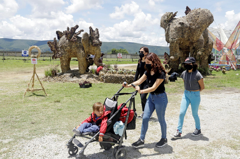 El estado mexicano de Puebla inaugura festival de esculturas gigantes de paja