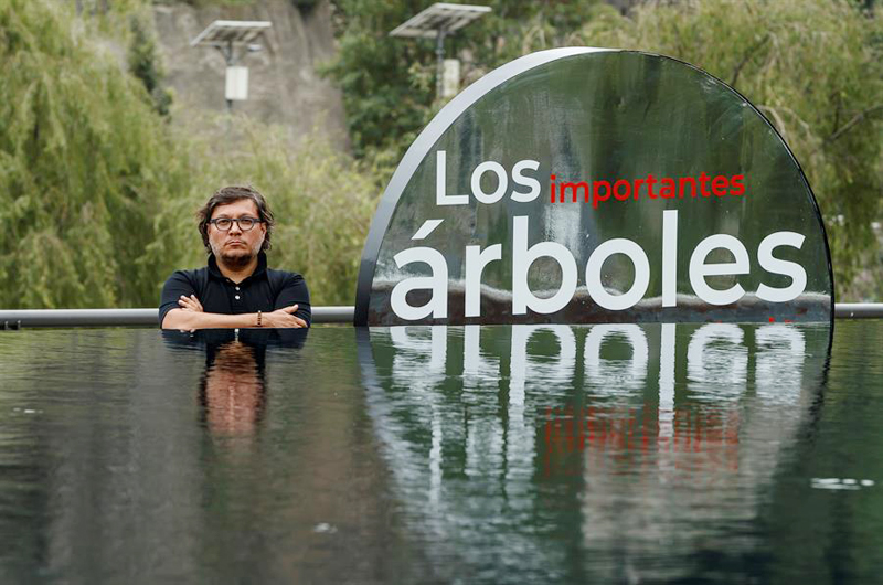 Artista Rivelino interviene parque en Ciudad de México con curiosos mensajes