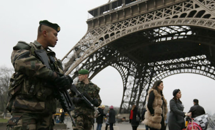 Francia busca cómplices de ataques, moviliza 10 mil agentes