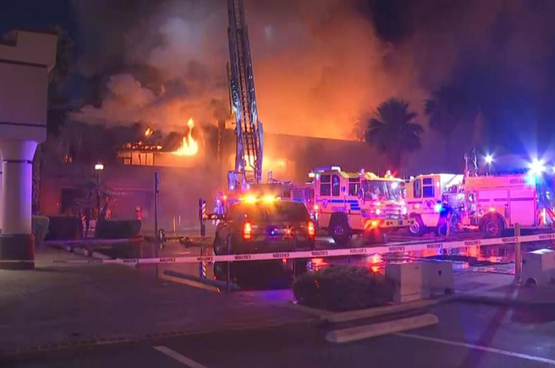 Incendio reduce a escombros edificio al este del Strip