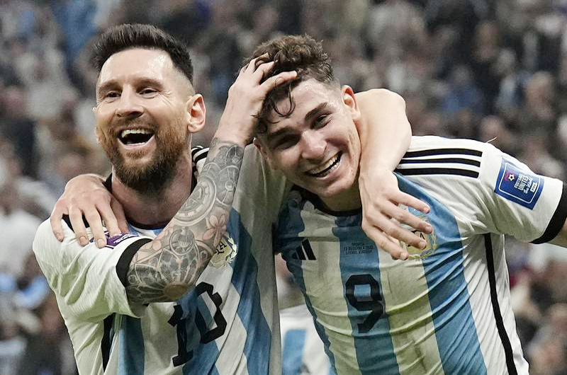 Lionel Messi - Julián Álvarez, un abrazo generacional
