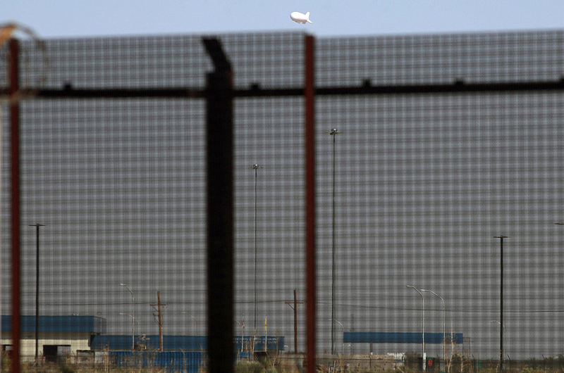 Un globo aerostático busca prevenir la muerte de migrantes en la frontera México-EE.UU.