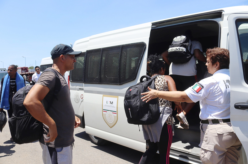 Autoridades hallan a 256 migrantes abandonados al este de México en tres operativos 