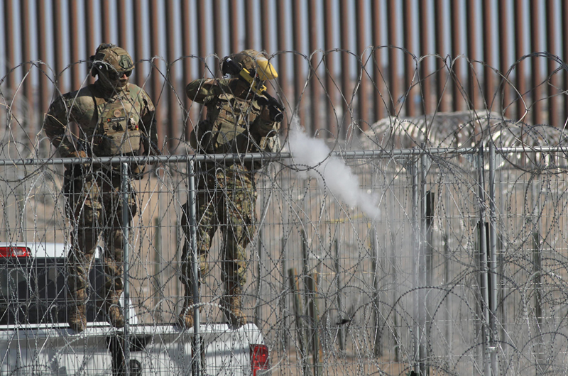 Agentes estadounidenses disparan bolas de pimienta a migrantes en frontera norte de México